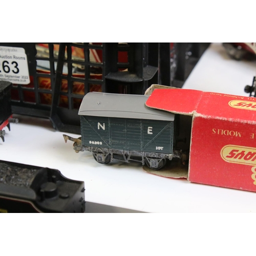 263 - Quantity of Triang OO gauge model railway to include clockwork BR 0-6-2 locomotive in black, 2 x coa... 