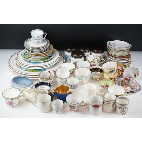 24 - Collection of mixed ceramics to include cabinet cups & saucers, teacups & saucers, coffee cans, brea... 