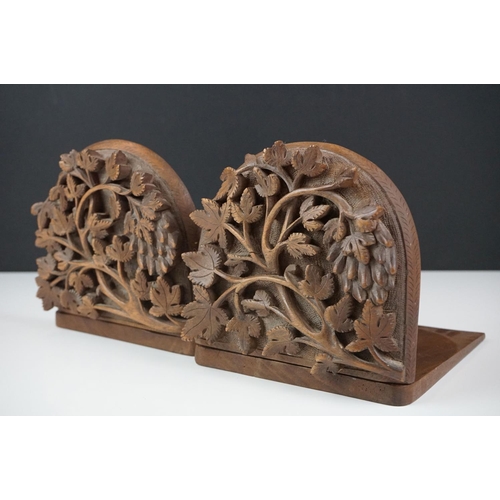 137 - Carved pair of Black Forest wooden folding book ends with detailed tree branch and pine cone decorat... 