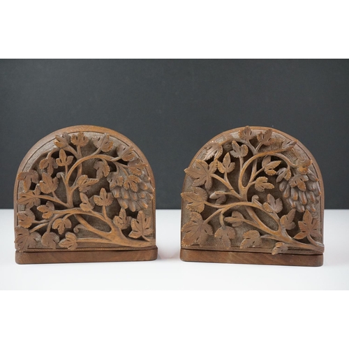 137 - Carved pair of Black Forest wooden folding book ends with detailed tree branch and pine cone decorat... 