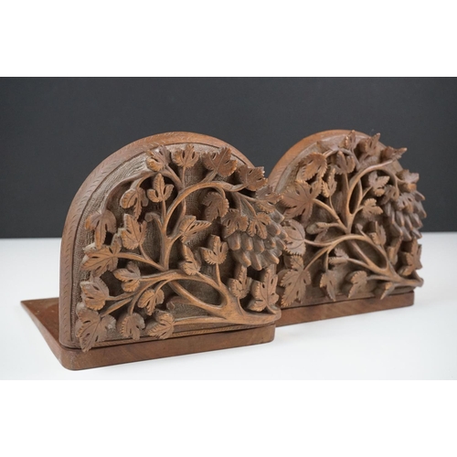 137 - Carved pair of Black Forest wooden folding book ends with detailed tree branch and pine cone decorat... 