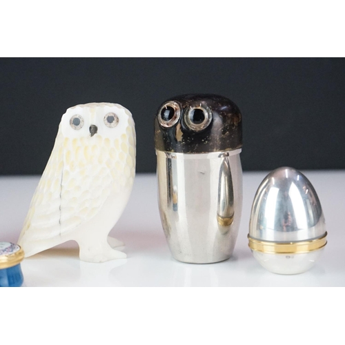 316 - A small group of mixed collectables to include mauchlin ware, stirrup cup in the form of an owl, a h... 