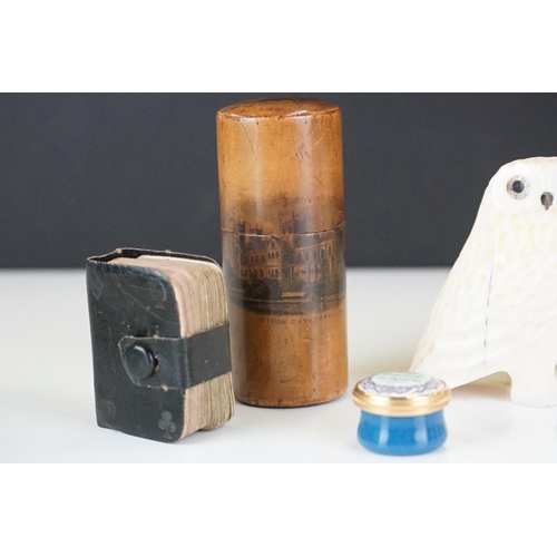 316 - A small group of mixed collectables to include mauchlin ware, stirrup cup in the form of an owl, a h... 