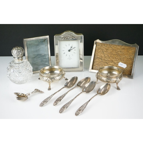 317 - A small collection of mixed silver and silver plated items to include salts, photograph frames, spoo... 