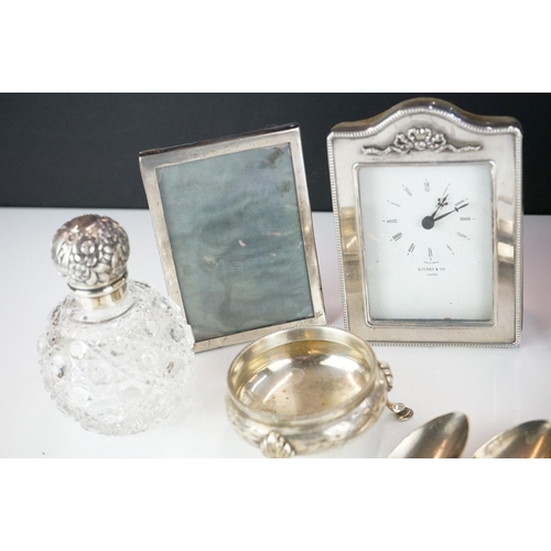 317 - A small collection of mixed silver and silver plated items to include salts, photograph frames, spoo... 