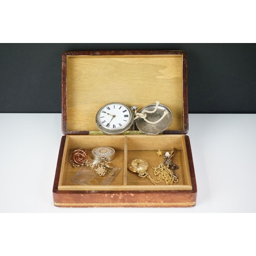 320 - A small group of collectables to include a silver cased pocket watch, 9ct gold brooch, gold bracelet... 