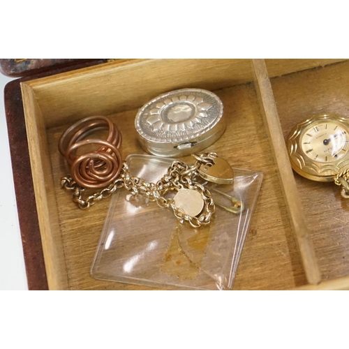 320 - A small group of collectables to include a silver cased pocket watch, 9ct gold brooch, gold bracelet... 