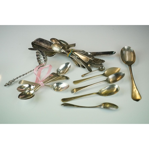 321 - A small collection of silver and silver plated cutlery to include berry spoons.