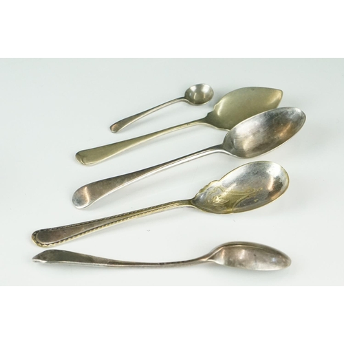 321 - A small collection of silver and silver plated cutlery to include berry spoons.