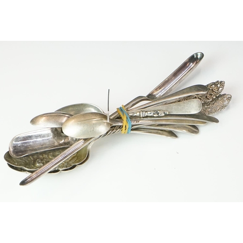 321 - A small collection of silver and silver plated cutlery to include berry spoons.