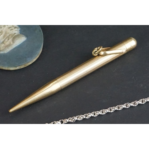 360 - A small group of collectables to include a gold plated propelling pencil, penknife and a small quant... 