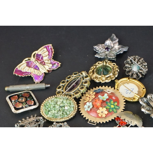 365 - A collection of mainly vintage costume jewellery brooches.