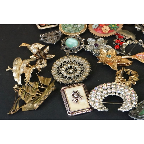 365 - A collection of mainly vintage costume jewellery brooches.