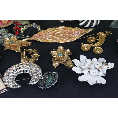 365 - A collection of mainly vintage costume jewellery brooches.