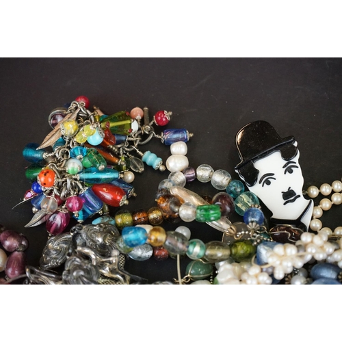 366 - A collection of vintage and contemporary costume jewellery to include beaded necklaces and a Lea Ste... 