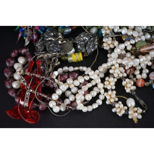 366 - A collection of vintage and contemporary costume jewellery to include beaded necklaces and a Lea Ste... 