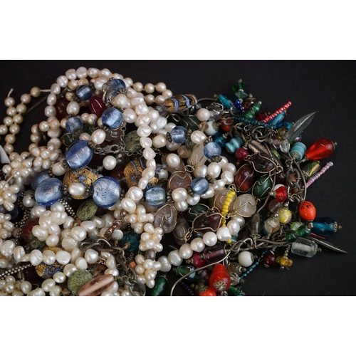 366 - A collection of vintage and contemporary costume jewellery to include beaded necklaces and a Lea Ste... 