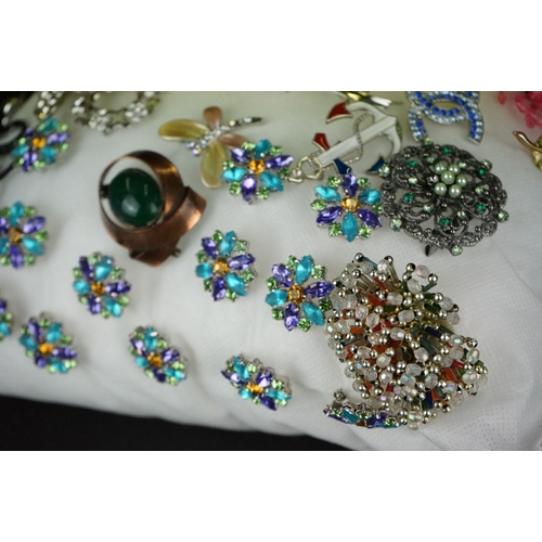 367 - A large collection of vintage and contemporary costume jewellery brooches.