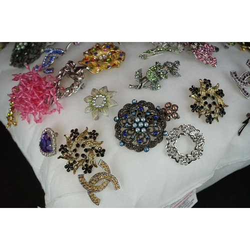 367 - A large collection of vintage and contemporary costume jewellery brooches.