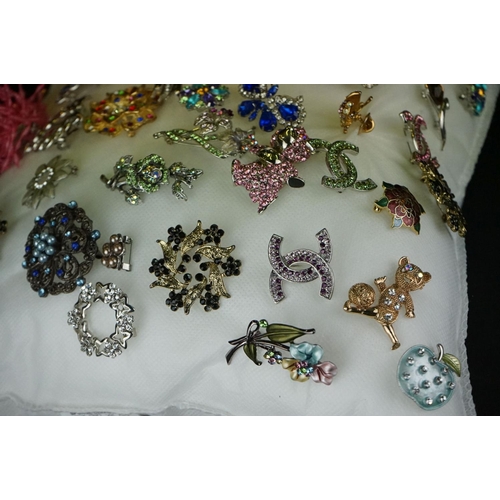 367 - A large collection of vintage and contemporary costume jewellery brooches.