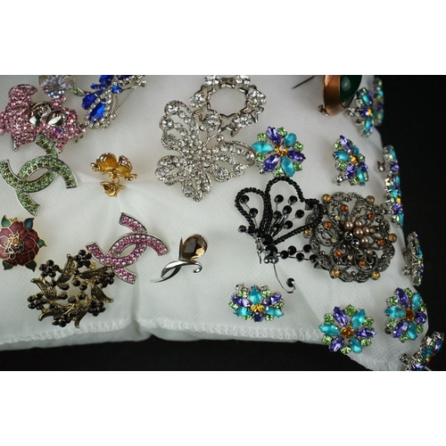 367 - A large collection of vintage and contemporary costume jewellery brooches.