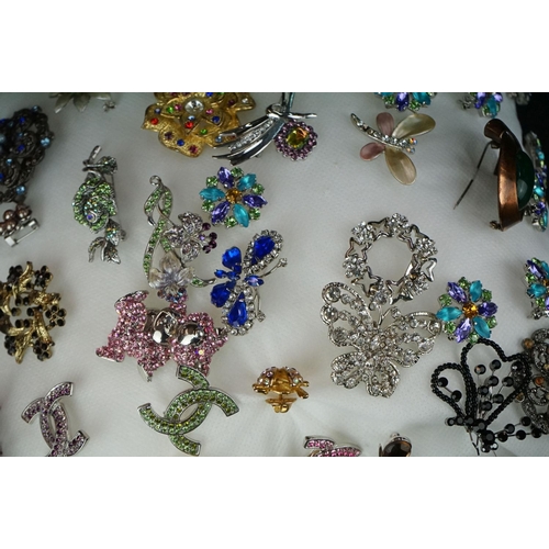 367 - A large collection of vintage and contemporary costume jewellery brooches.