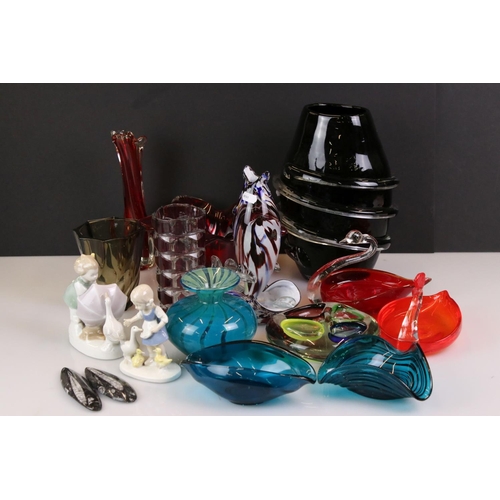 104 - Collection of 20th Century glassware to include Murano and Mdina examples, featuring a Mdina squat b... 