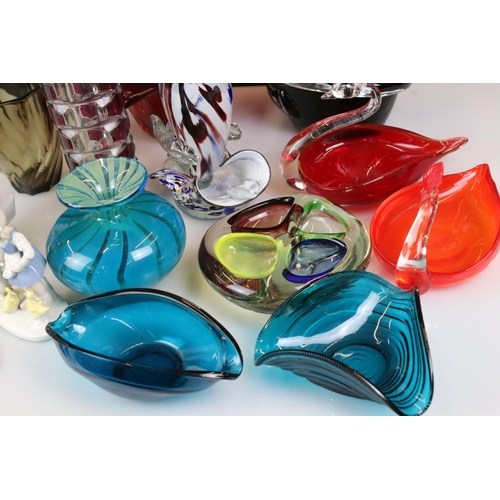 104 - Collection of 20th Century glassware to include Murano and Mdina examples, featuring a Mdina squat b... 