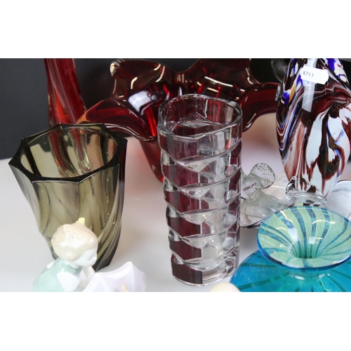 104 - Collection of 20th Century glassware to include Murano and Mdina examples, featuring a Mdina squat b... 