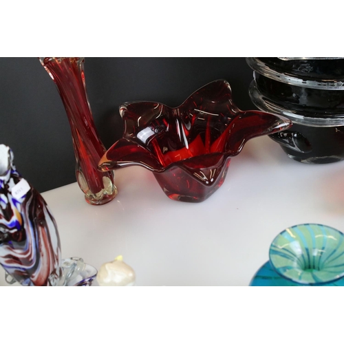 104 - Collection of 20th Century glassware to include Murano and Mdina examples, featuring a Mdina squat b... 