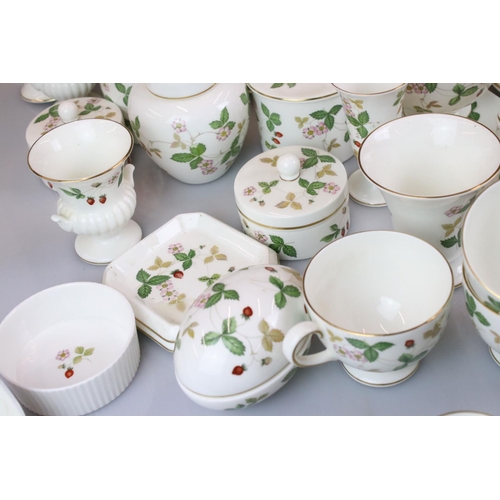 111 - Wedgwood ' Wild Strawberry ' pattern ceramics, over 75 pieces, to include 6 teacups (1 a/f) & saucer... 