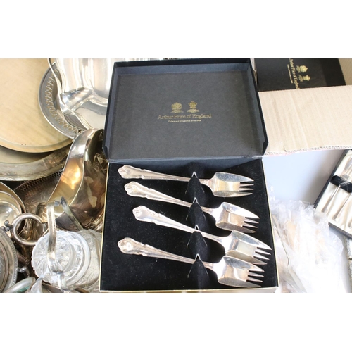 422 - Mixed Lot of Silver Plate including Walker & Hall Sauce Jugs plus Cased and Loose Cutlery