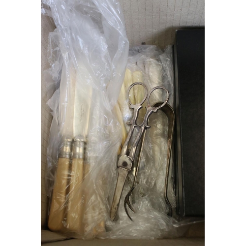 422 - Mixed Lot of Silver Plate including Walker & Hall Sauce Jugs plus Cased and Loose Cutlery