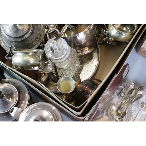 422 - Mixed Lot of Silver Plate including Walker & Hall Sauce Jugs plus Cased and Loose Cutlery