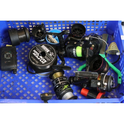 423 - Collection of fishing / angling tackle to include fishing reels, hooks, weights, landing and keepnet... 