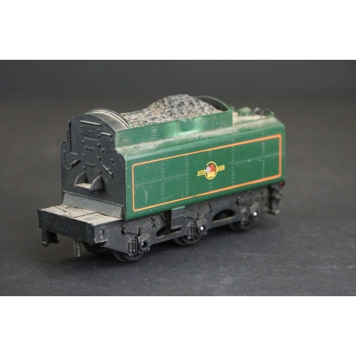 370 - Model train & carriage to include Triang & Lima