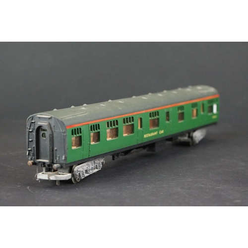 370 - Model train & carriage to include Triang & Lima