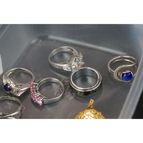 376 - Group of jewellery, to include silver rings etc