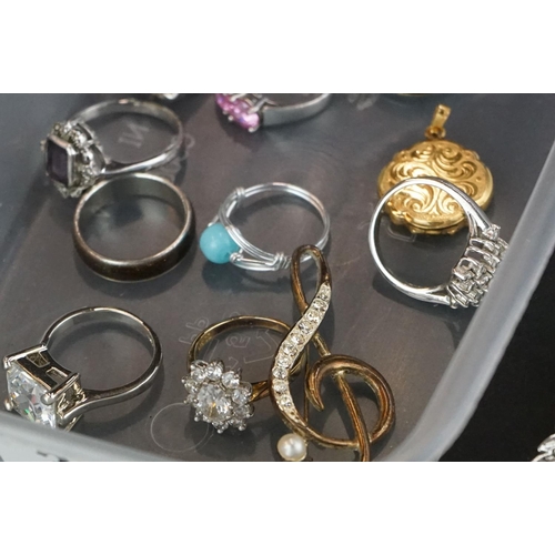 376 - Group of jewellery, to include silver rings etc