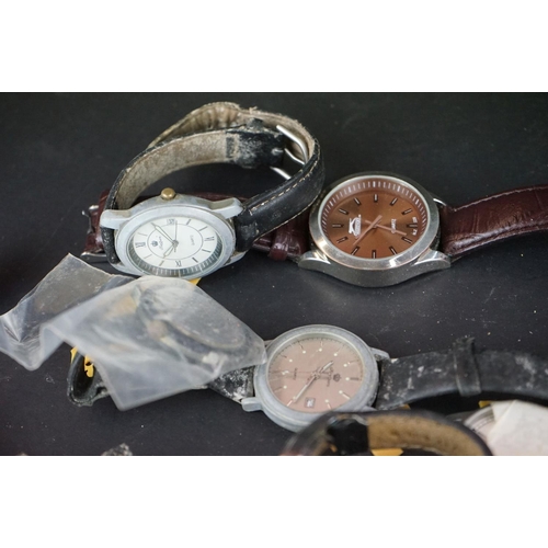 386 - A small collection of ladies and gents wristwatches to include vintage and contemporary examples.