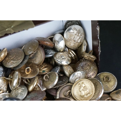 389 - A collection of mixed buttons to include World War One and World War Two examples.