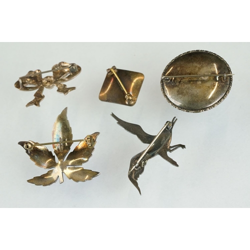 213 - A collection of five sterling silver brooches to include two Norwegian enamel examples.