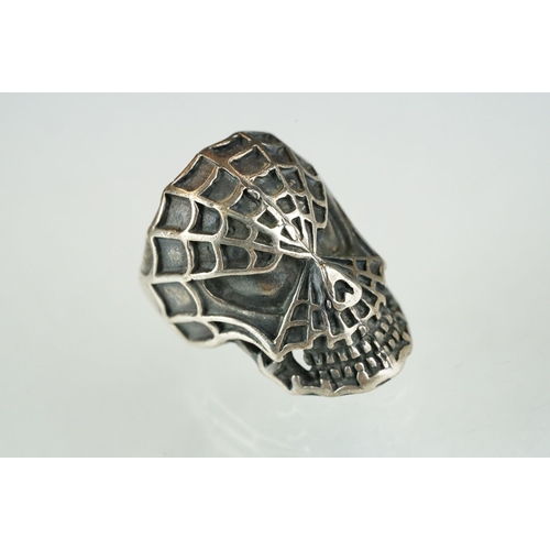 216A - A small collection of contemporary silver jewellery to include a coffin necklace, skull ring and Spi... 