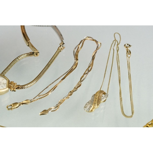 221A - A small collection of gold jewellery to include a 14k gold ring and 9ct gold necklaces.