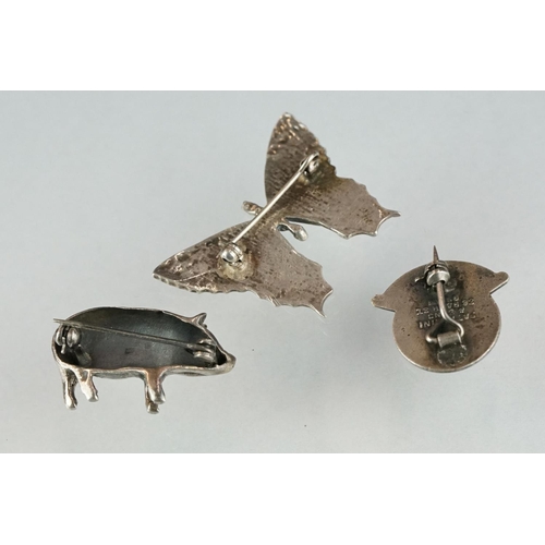 222 - A Small collection of brooches to include a Norwegian sterling silver and enamel examples and a Sout... 