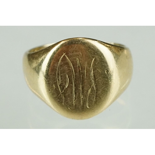 226 - A fully hallmarked 9ct gold signet ring.