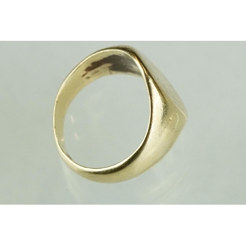 226 - A fully hallmarked 9ct gold signet ring.