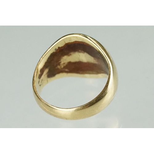 226 - A fully hallmarked 9ct gold signet ring.