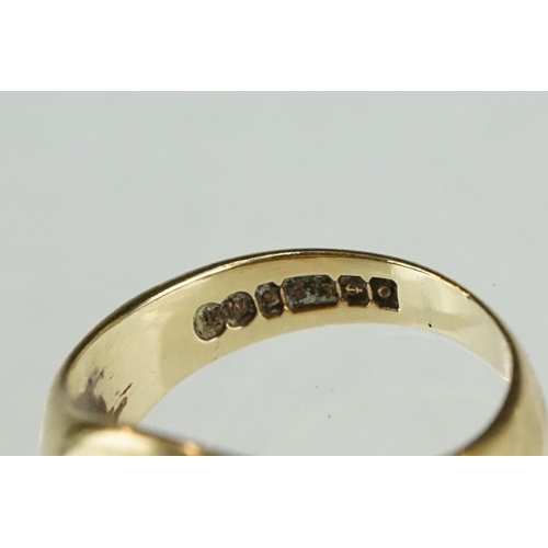 226 - A fully hallmarked 9ct gold signet ring.