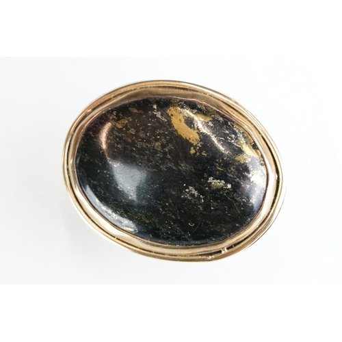 228 - A ladies fully hallmarked 9ct gold brooch with central agate polished stone.